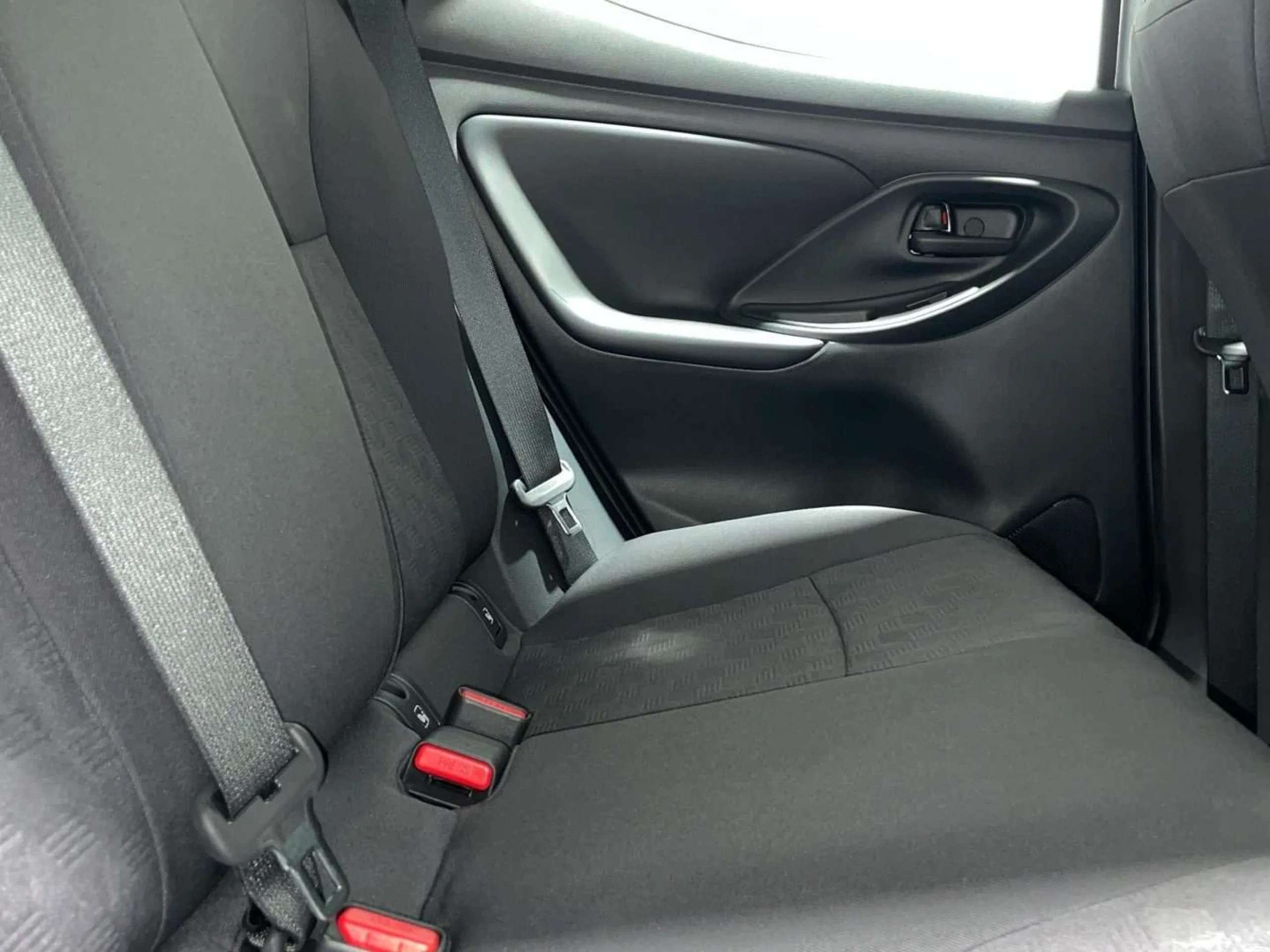 Toyota Yaris 120H Active Plus - Foto 8