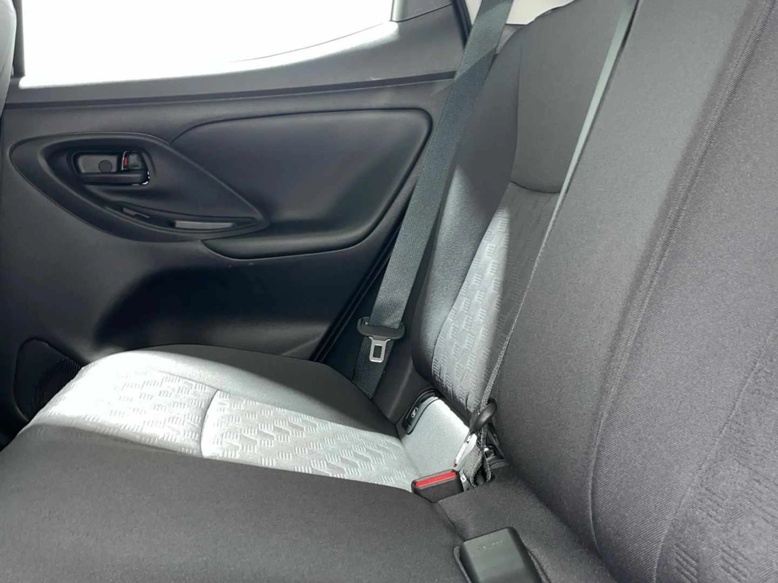 Toyota Yaris 120H Active Plus - Foto 9