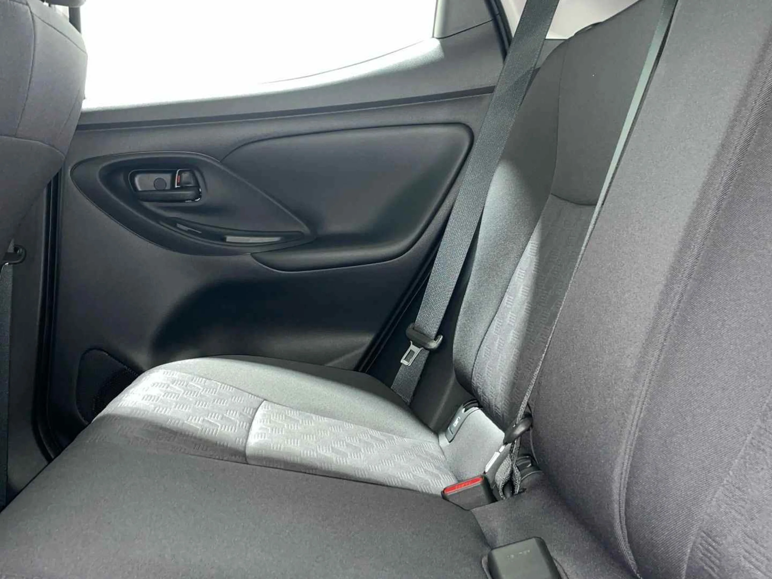 Toyota Yaris 120H Active Plus - Foto 9