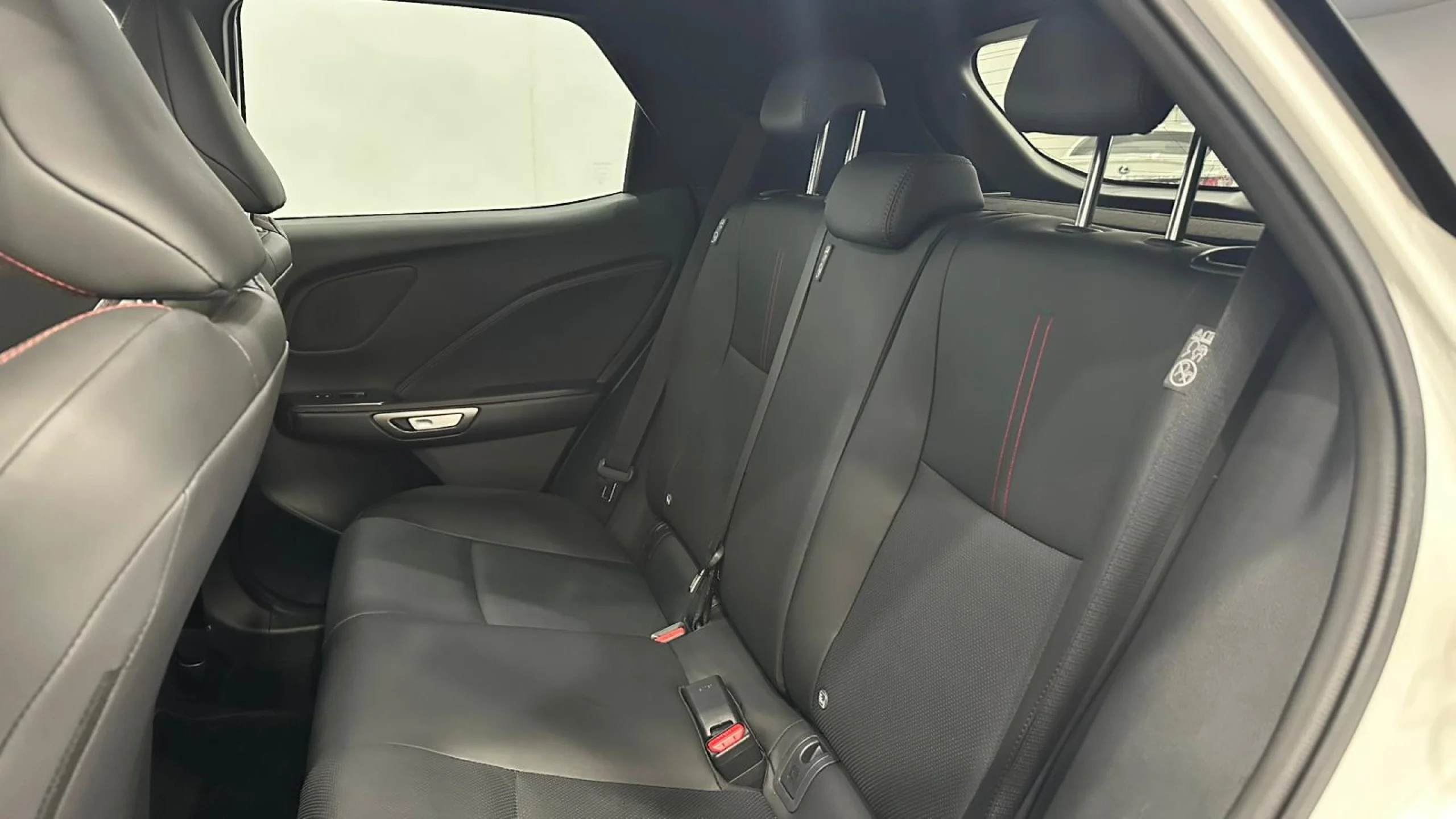 Lexus LBX EMOTION+ - Foto 7