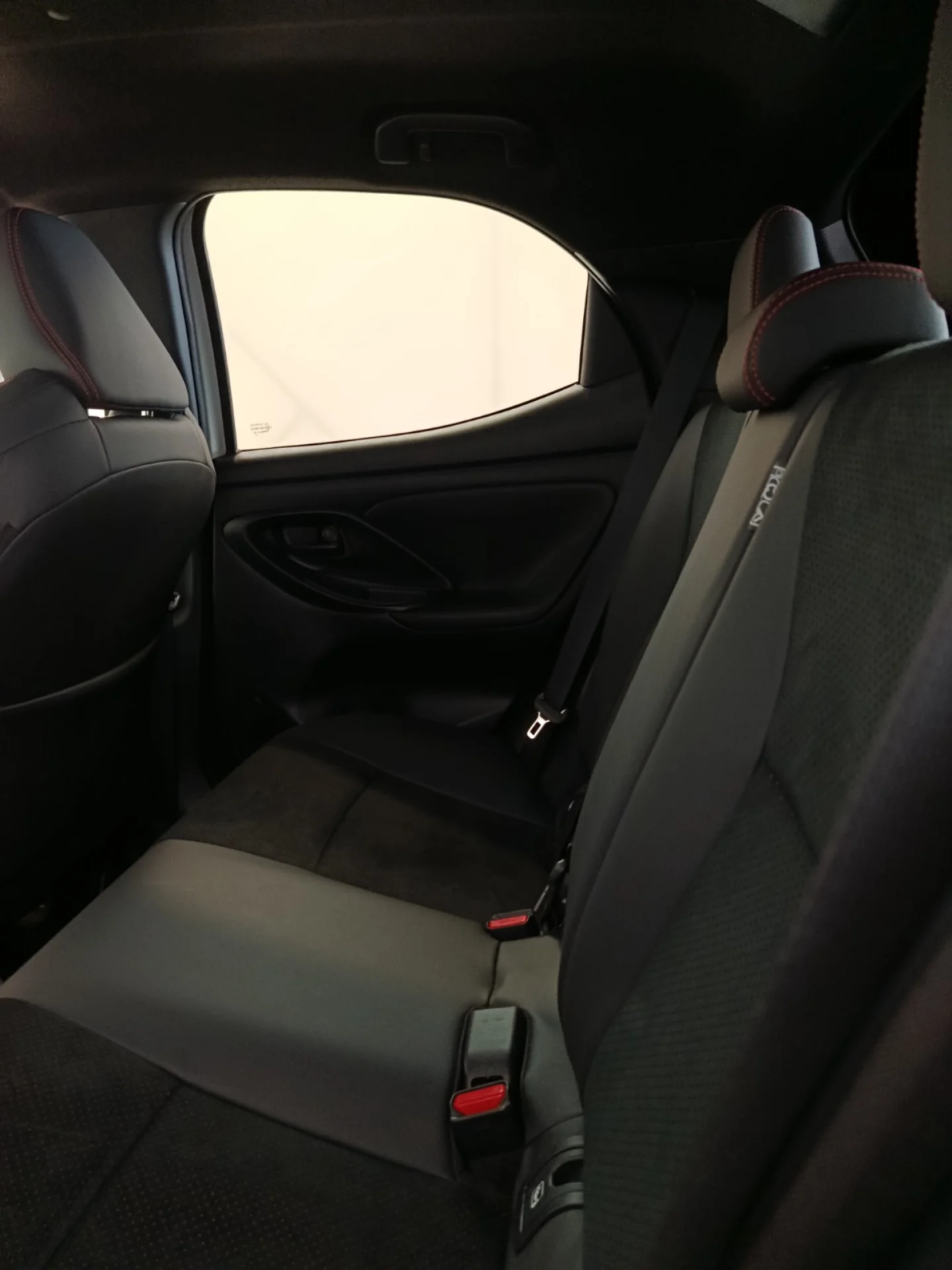 Toyota Yaris 130H GR Sport Plus - Foto 8