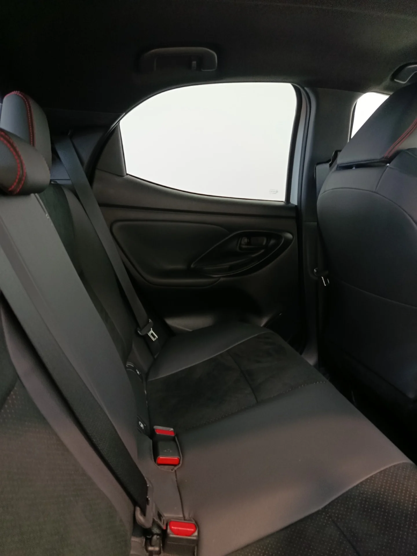 Toyota Yaris 130H GR Sport Plus - Foto 9