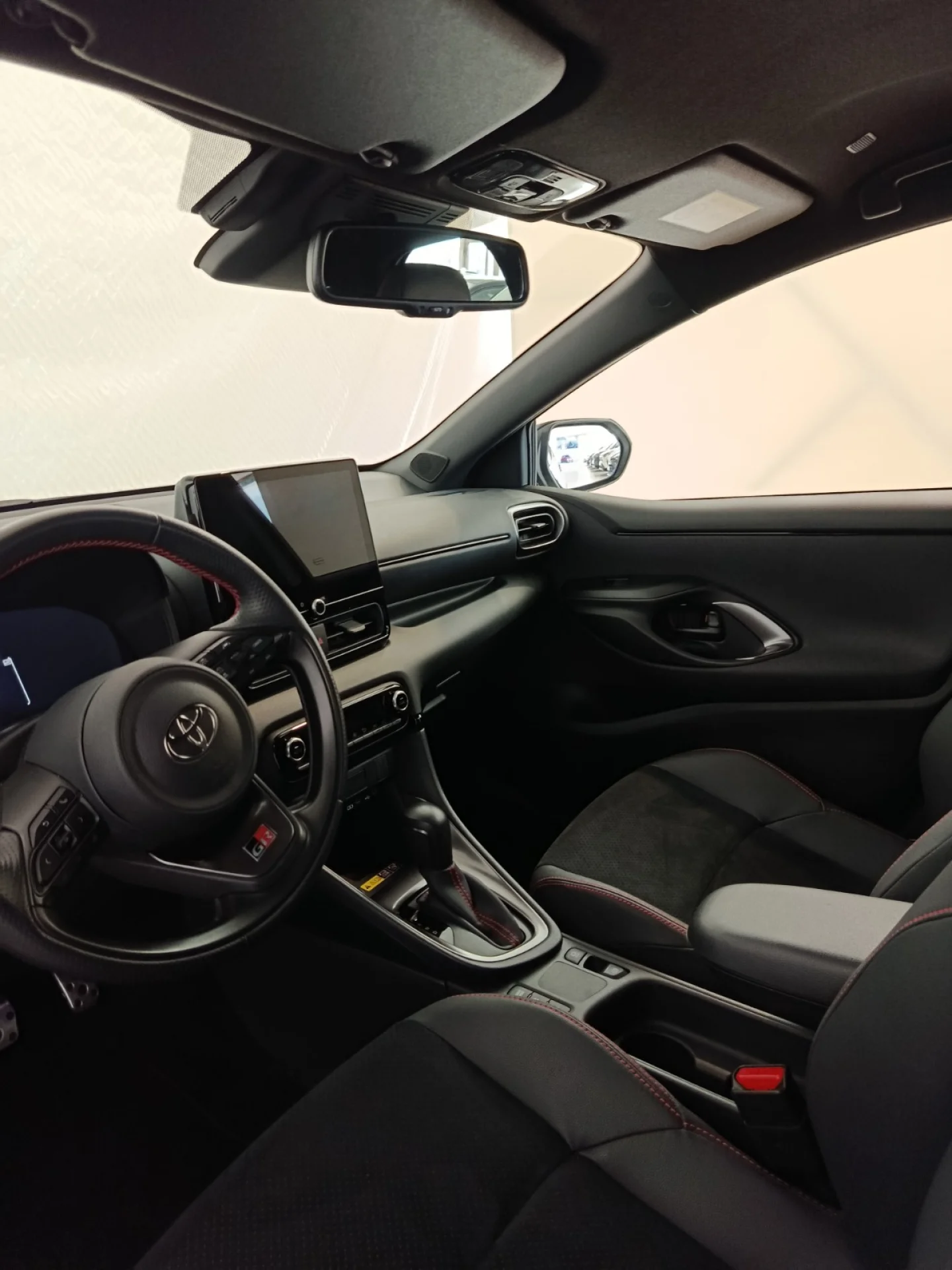 Toyota Yaris 130H GR Sport Plus - Foto 11