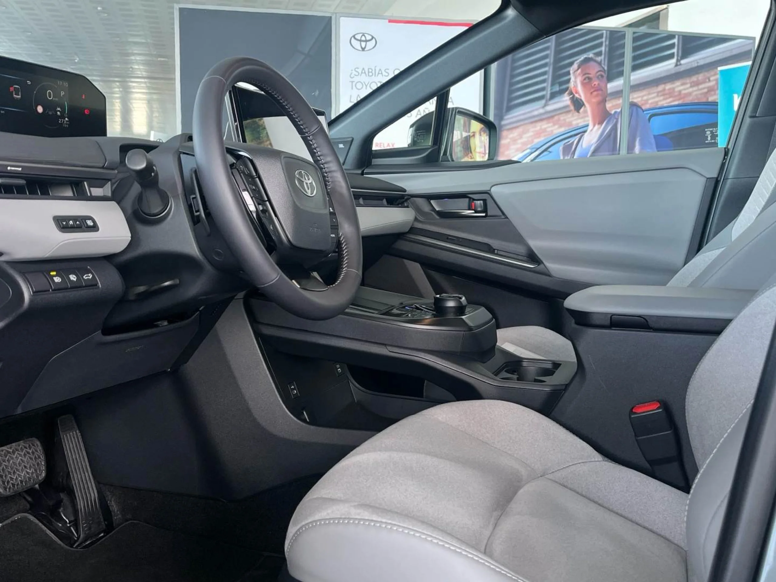 Toyota C-HR+ + 250E Advance - Foto 11