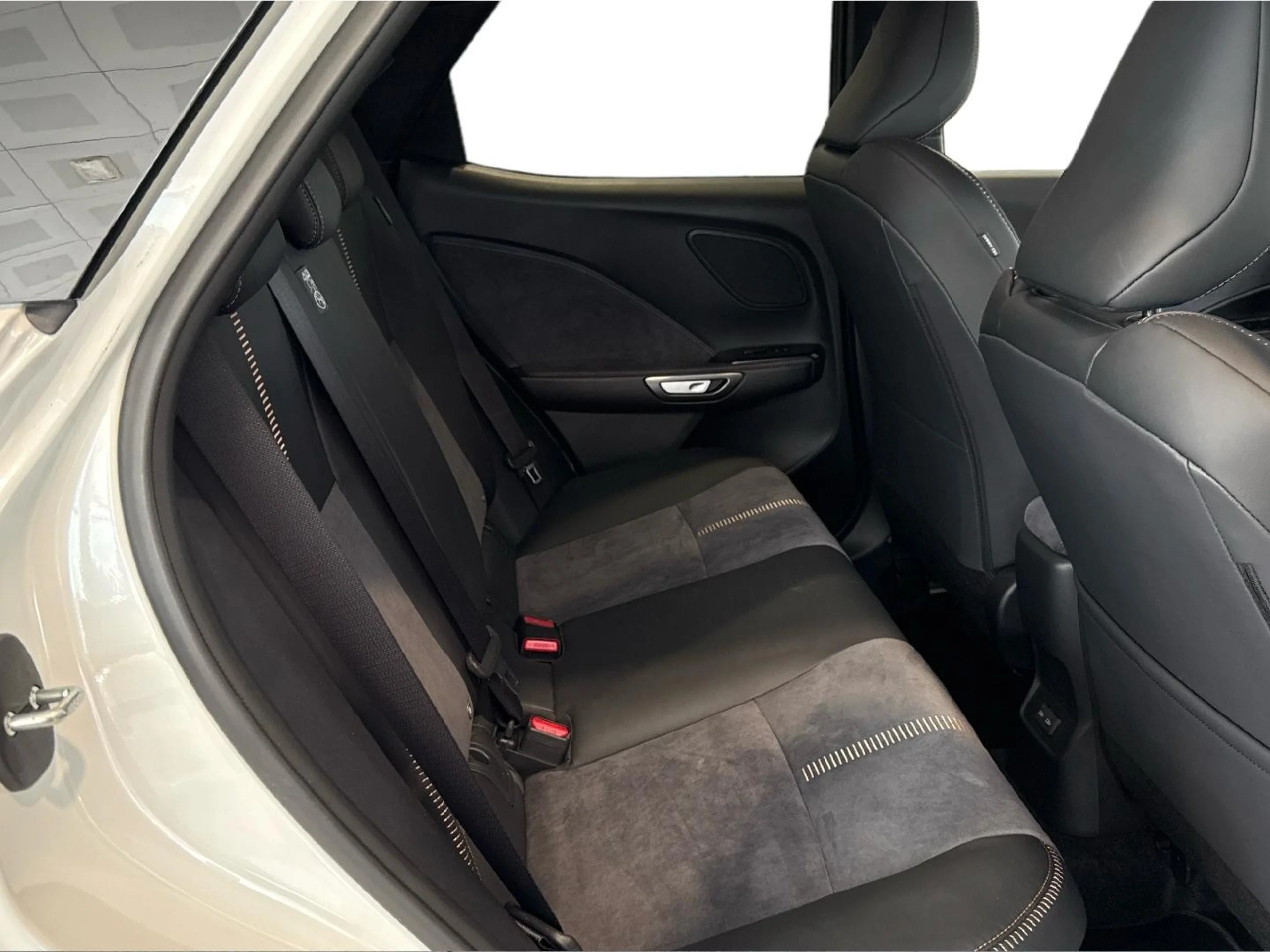 Lexus LBX COOL + - Foto 11
