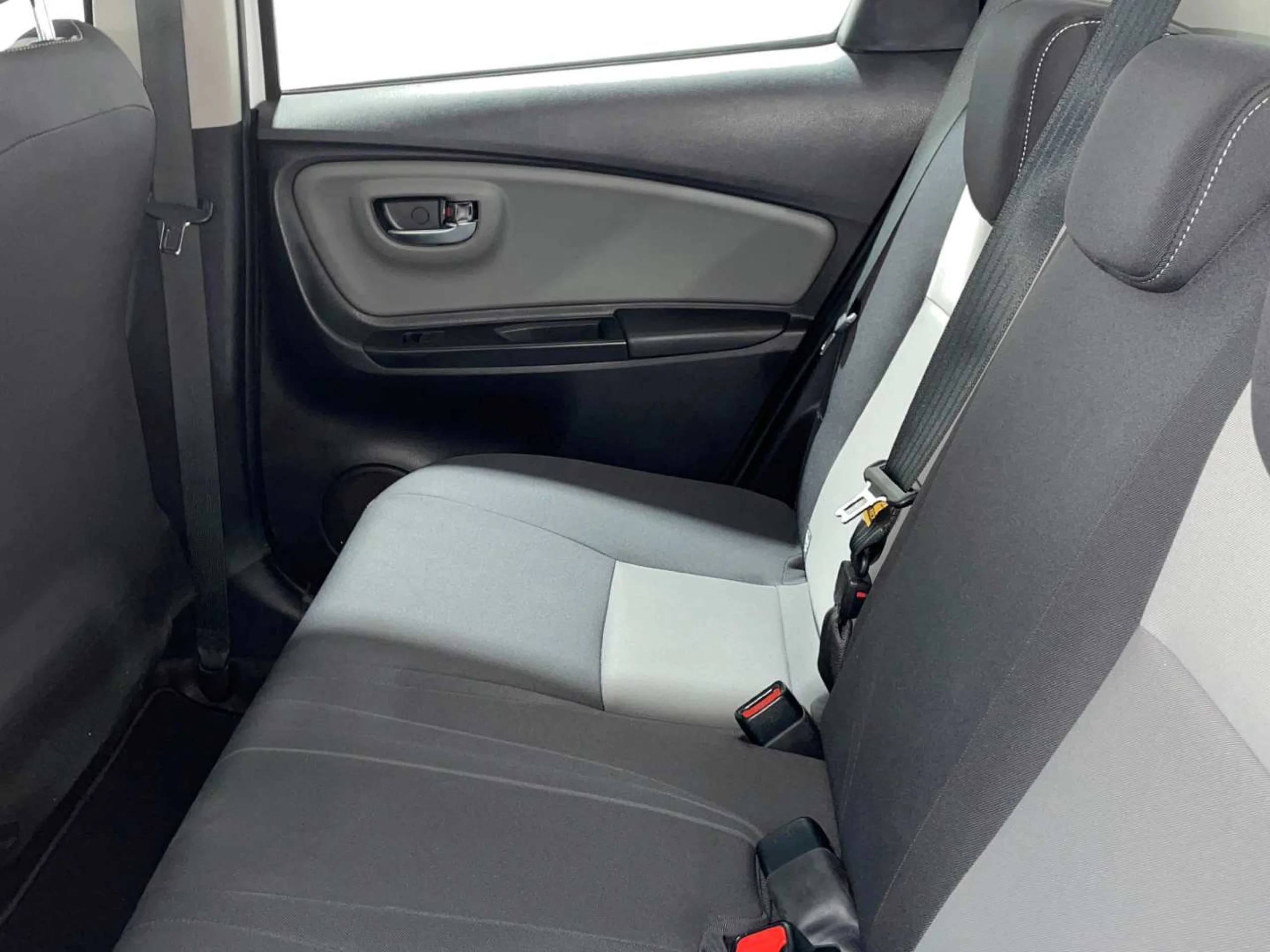 Toyota Yaris 100H Active - Foto 7