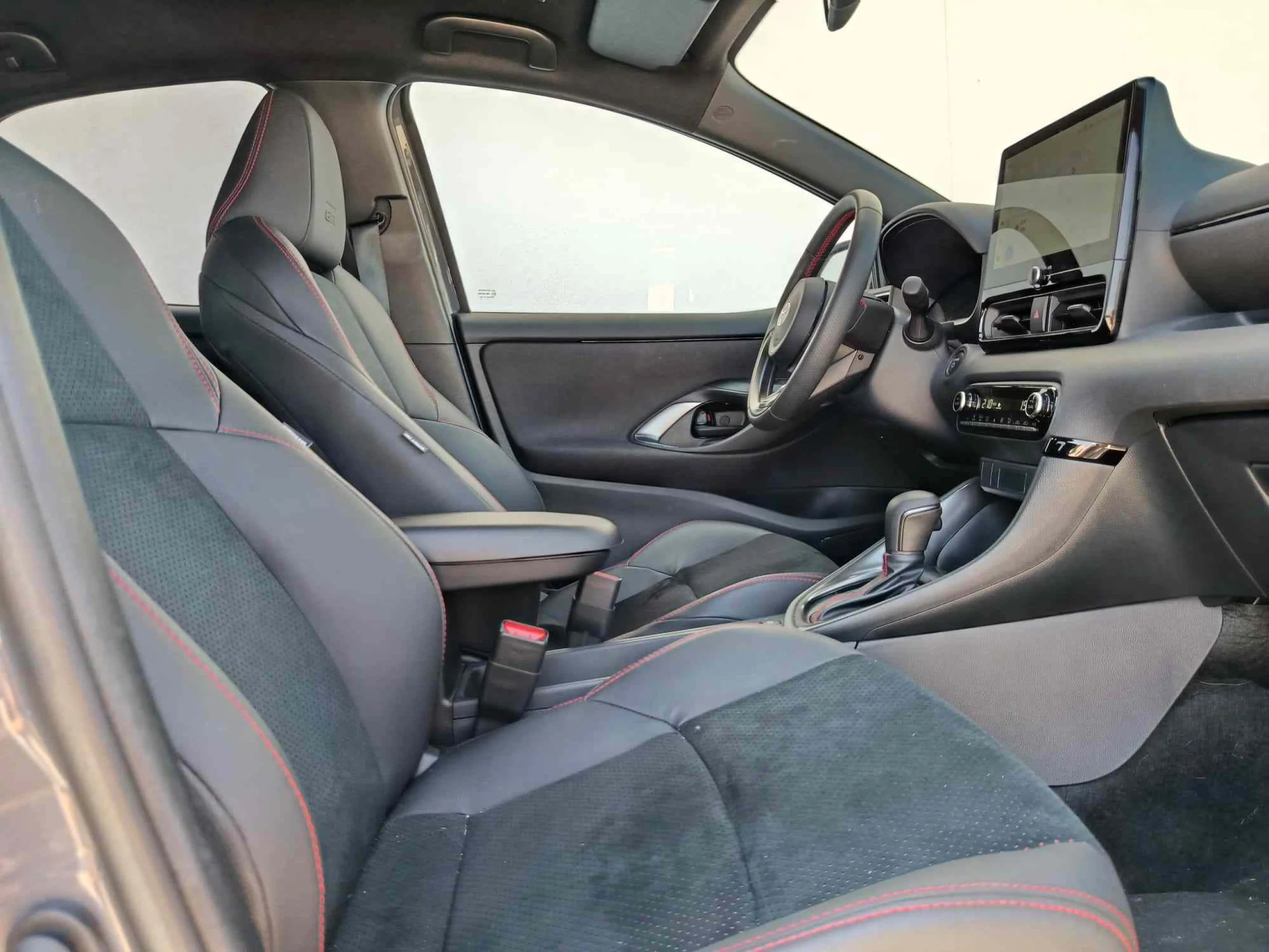Toyota Yaris 130H GR Sport - Foto 10